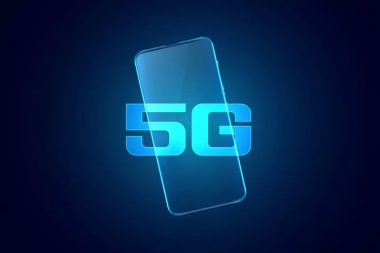 เครือข่าย 5G อยู่ด้านบนสมาร์ทโฟนที่โปร่งใส 