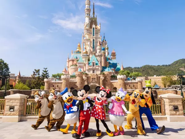 ปราสาทและตัวละคร Micky Mouse ที่ Hongkong Disneyland
