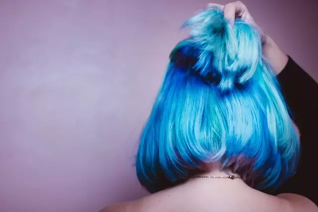ผมสีน้ำเงินสว่าง