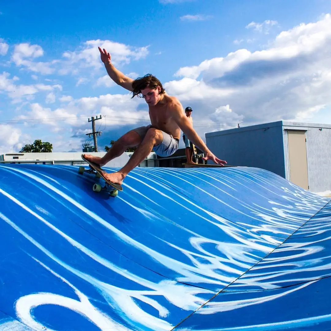 Surf Skate พื้นหลังรูปคลื่นสีฟ้า ผู้ชายเล่นเซิร์ฟ
