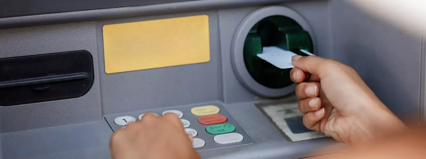 สอดบัตรกดเงินเข้าตู้ ATM