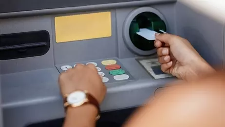 สอดบัตรกดเงินเข้าตู้ ATM