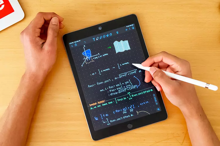 คาด Apple Pencil สามารถใช้งานร่วมกับ MacBook จอพับได้ 