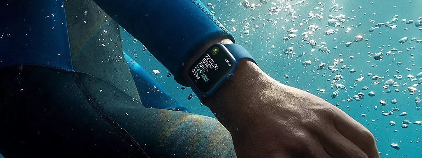 ผู้ชายว่ายน้ำโดยสวม Apple Watch ไว้ด้วย