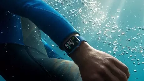 ผู้ชายว่ายน้ำโดยสวม Apple Watch ไว้ด้วย