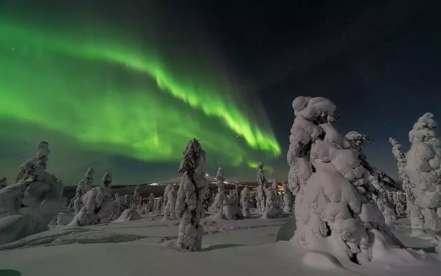 แสงเหนือท่ามกลางหิมะในฟินแลนด์