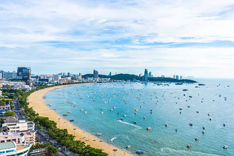 ปิกนิกริมทะเล พาครอบครัวนั่งเล่นชิลล์ ๆ ที่หาดบางแสน 