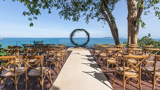 เก้าอี้ไม้ไผ่หลายตัวริมทะเล โรงแรม Cape & Kantary Hotels
