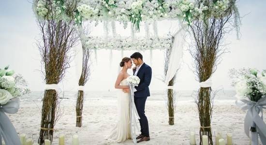 คู่บ่าวสาวแต่งงานริมทะเล โรงแรม Centara Anda Dhevi Resort & Spa Krabi