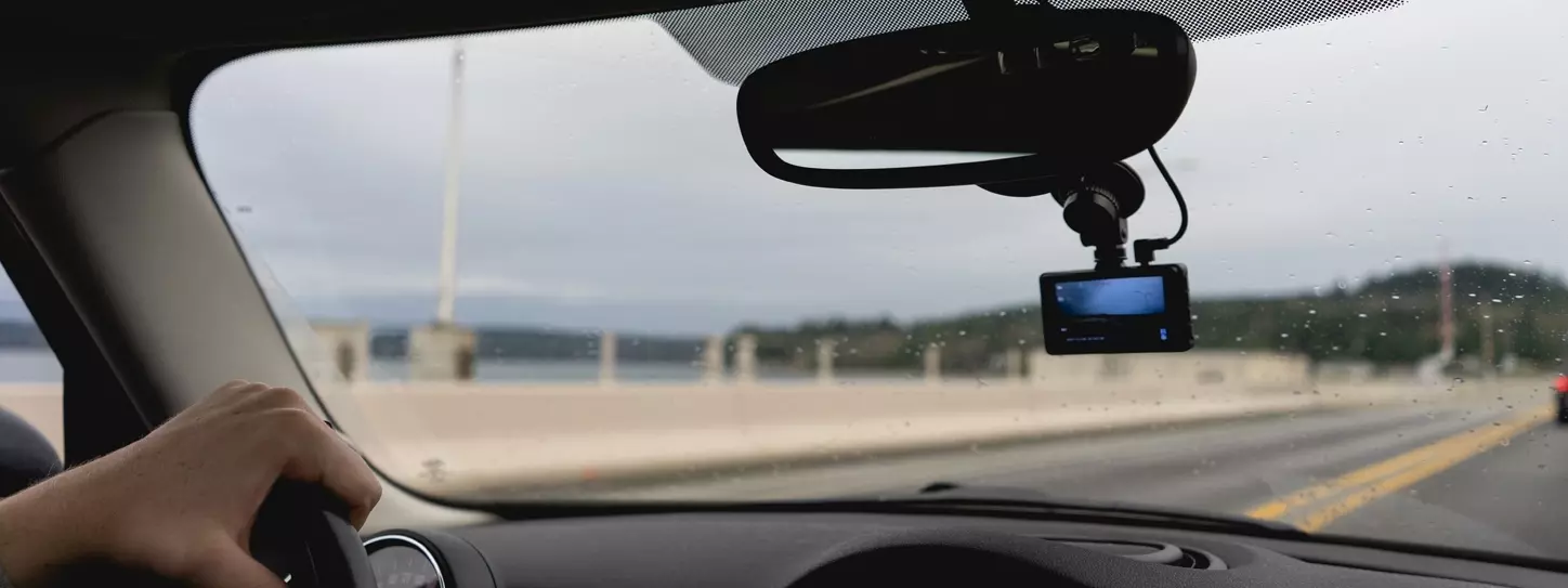 กล้องติดรถยนต์ถูกติดตั้งตรงกระจกหน้ารถ