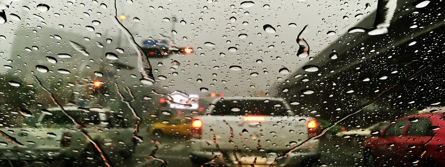 ขับรถกลางสายฝน