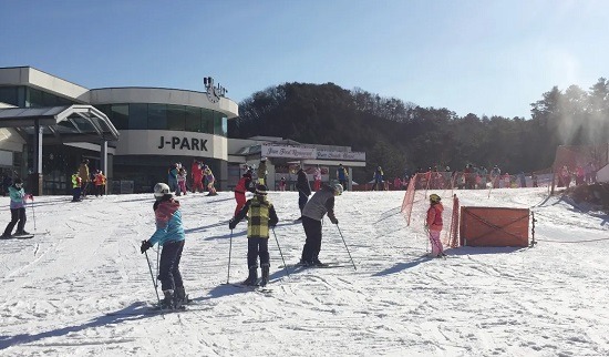 คนเล่นสกีหน้าตึก J-Park