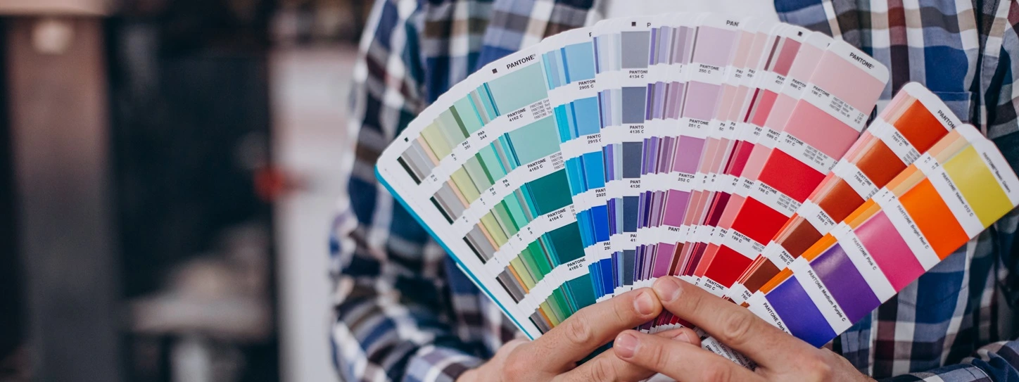 คนถือแถบสี