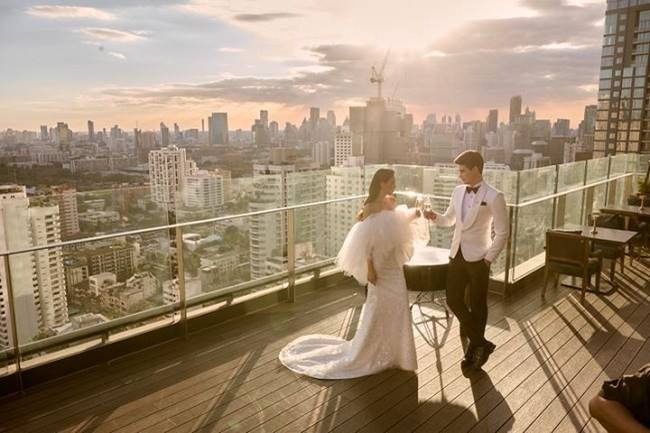 คู่บ่าวสาวบน Rooftop ของ Hyatt Regency Bangkok Sukhumvit