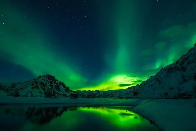แสงเหนือบริเวณภูเขาน้ำแข็งประเทศไอซ์แลนด์