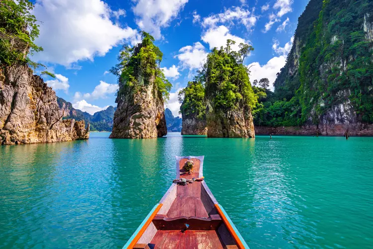 ภูเขาหินในเขื่อนรัชประภา อุทยานแห่งชาติเขาสก จังหวัดสุราษฎร์ธานี 