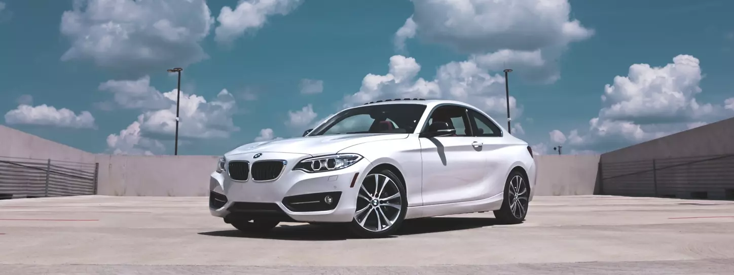 รถ BMW Coupe สีขาวอยู่ในลานจอด