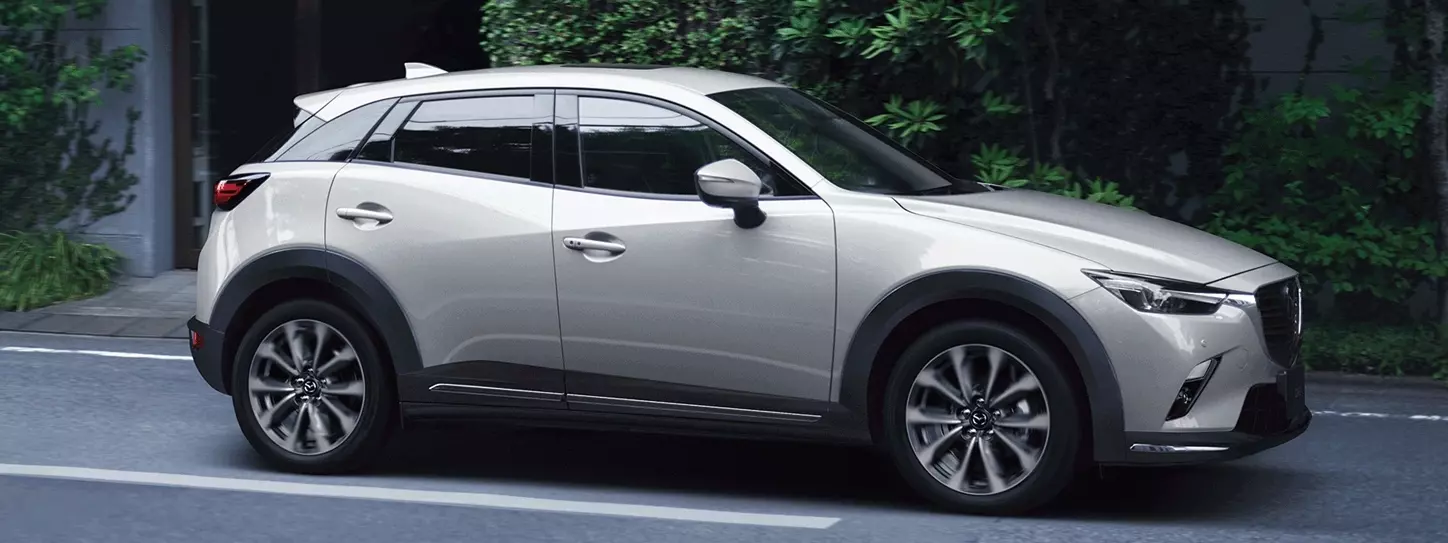 รถยนต์ Mazda CX-3 2022 จอดอยู่บนถนน