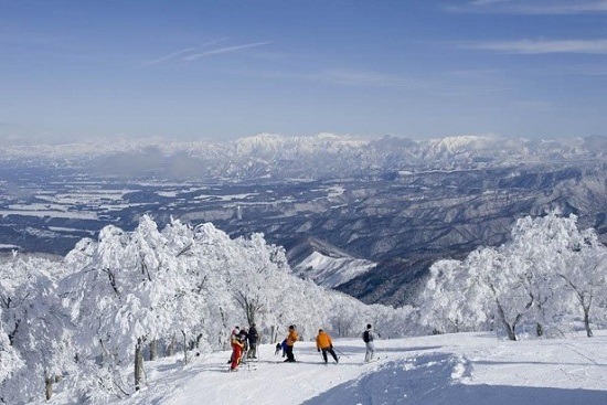 ภูเขาหิมะและคนเล่นสกี