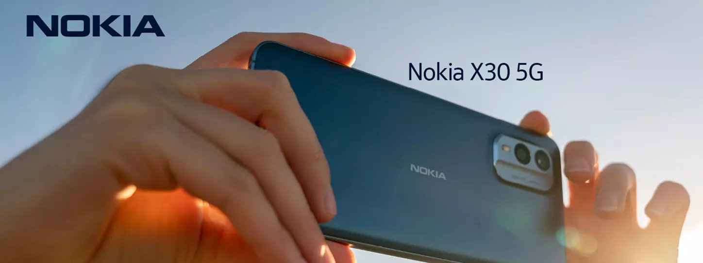 คนกำลังทดลองใช้งาน Nokia X30 5G