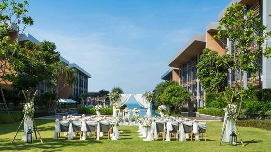 เก้าอี้และดอกไม้ในสวนริมทะเล โรงแรม Renaissance Pattaya Resort & Spa