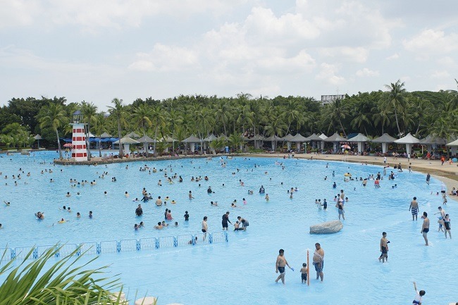 คนกำลังเล่นน้ำในทะเลเทียมที่ Siam Amazing Park 