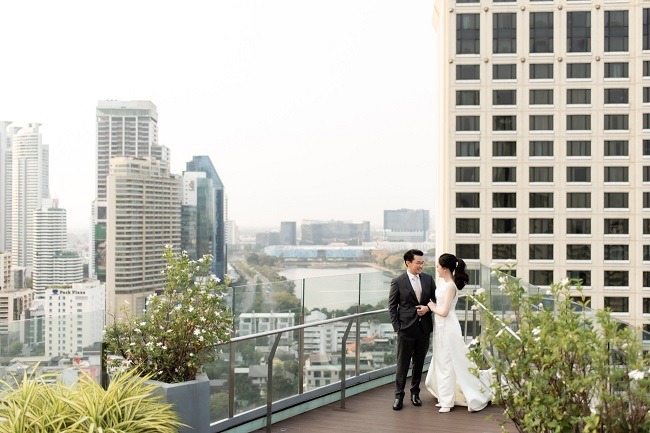 บ่าวสาวยืนที่ชั้นดาดฟ้า The Westin Grande Sukhumvit, Bangkok