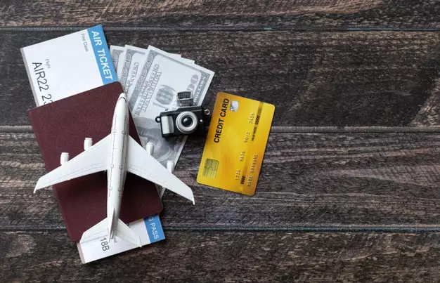 หนังสือเดินทาง ตั๋วเครื่องบิน เงินสด และบัตรเครดิตสำหรับท่องเที่ยว