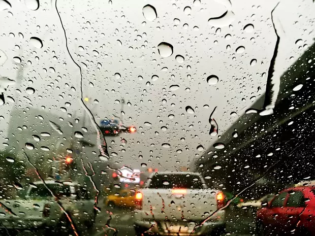 น้ำฝนเกาะกระจกรถ