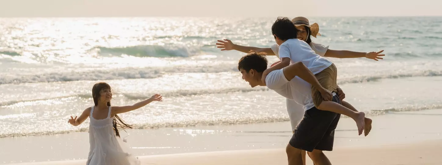 พ่อ แม่ ลูก เล่นด้วยกันที่ชายหาด