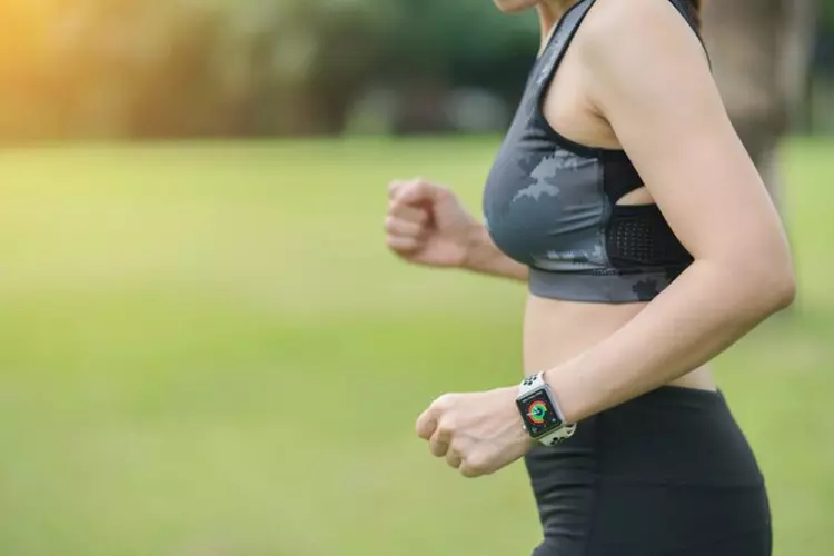 ผู้หญิงสวม Apple Watch วิ่งออกกำลังกาย 