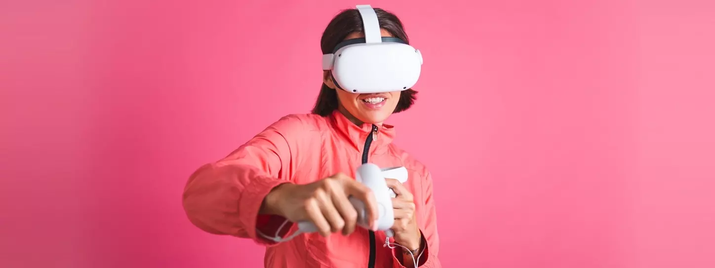 ผู้หญิงสวมแว่น VR เล่นเกมมือถือ