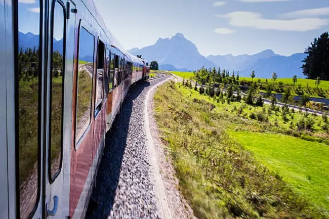 รถไฟพร้อมวิวธรรมชาติของบริเวณข้างทาง