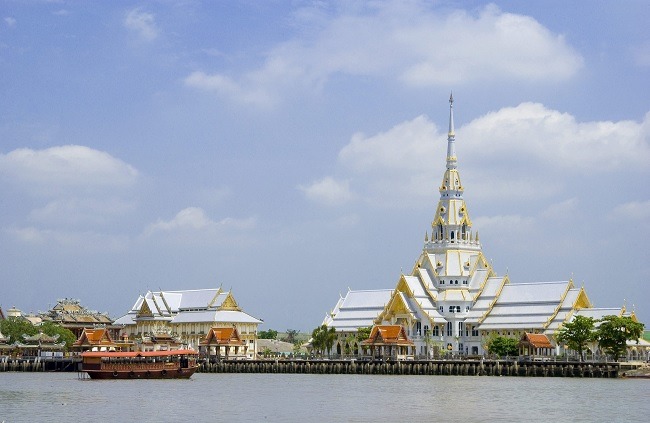 วัดโสธรวรารามวรวิหารบริเวณริมน้ำ