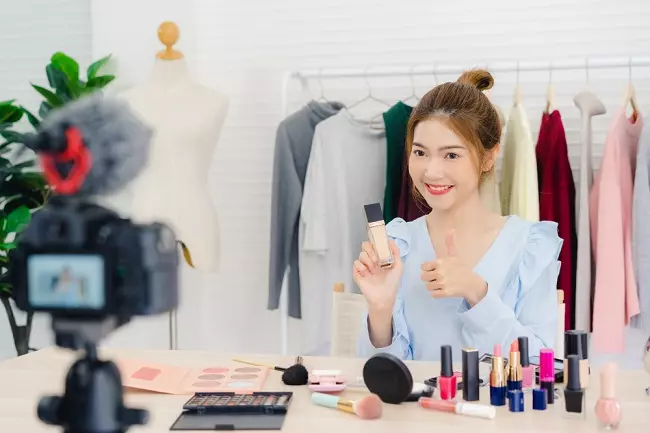 ผู้หญิงถ่ายวิดีโอคอนเทนต์
