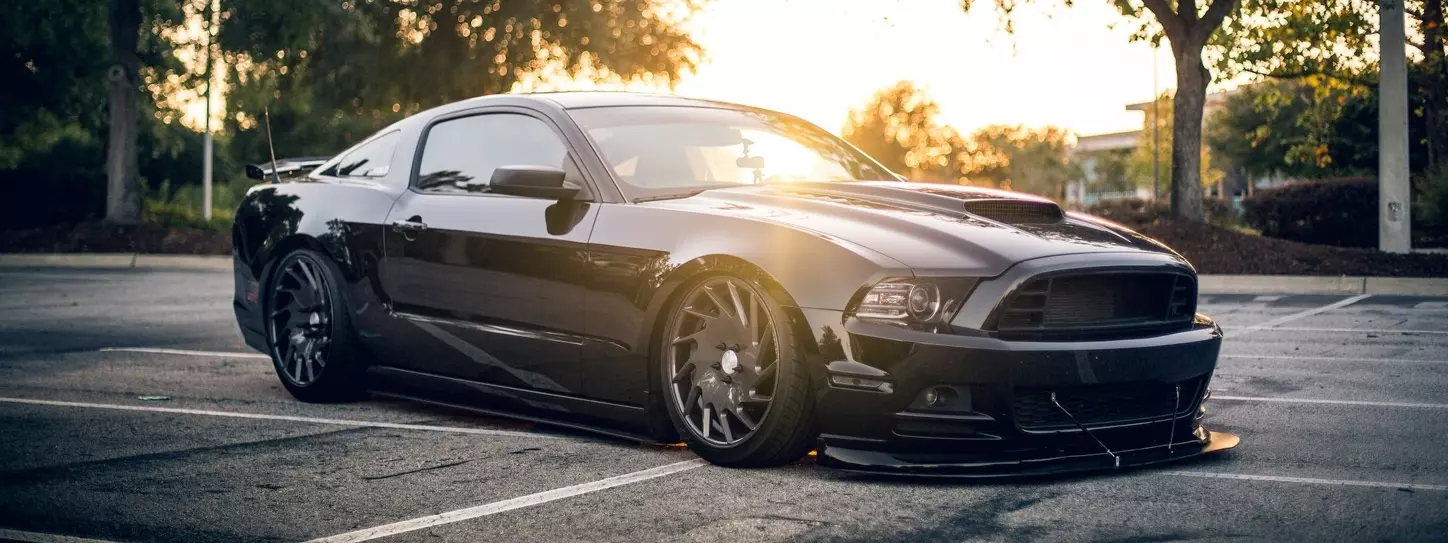 Ford Mustang สีดำอยู่ที่ลานจอดรถ