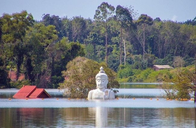 พระพุทธรูปจมน้ำ
