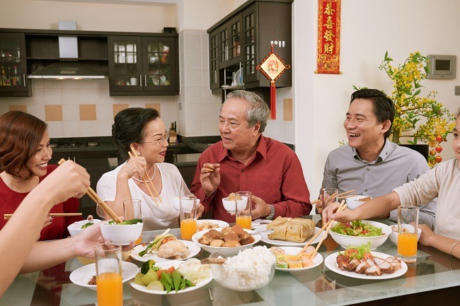 ครอบครัวกินอาหารวันตรุษจีน