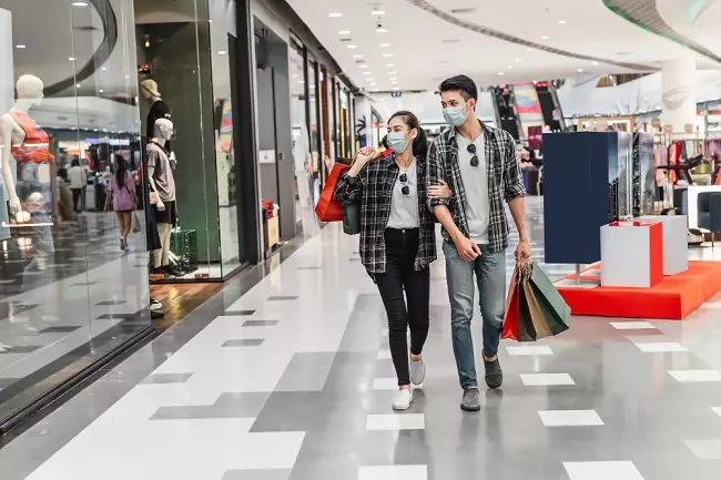 ผู้ชายและผู้หญิงเดินช้อปปิ้งในห้างสรรพสินค้า