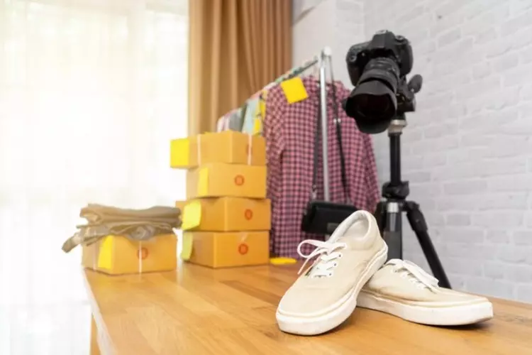 ถ่ายรูปรองเท้าเพื่อโพสต์ขายออนไลน์ 