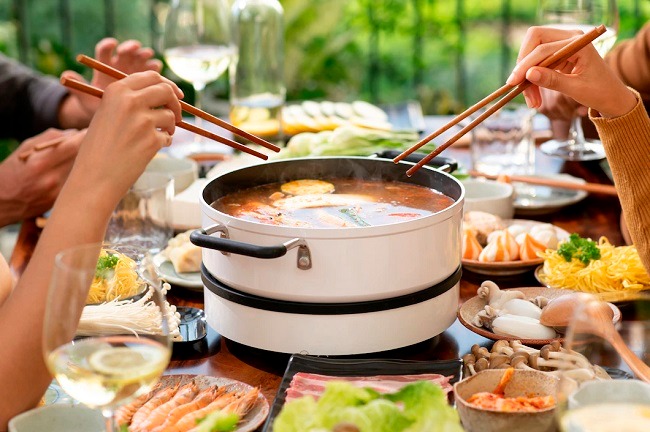 คนกำลังกินชาบู