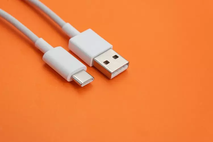 สาย USB Type C บนพื้นหลังสีส้ม 