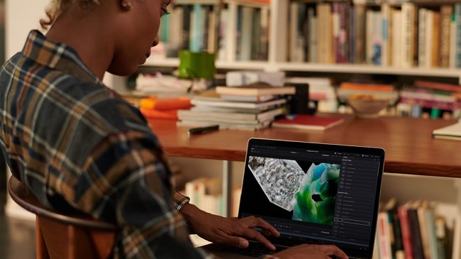 คนกำลังใช้งาน MacBook Pro M2