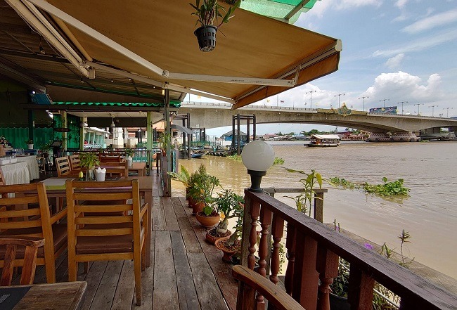 บรรยากาศร้านอาหารคานเรือริมแม่น้ำเจ้าพระยา