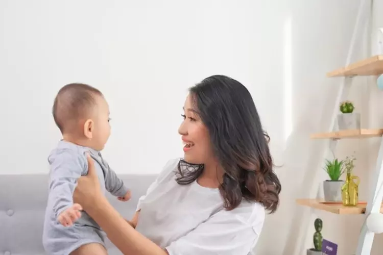 แม่และลูกยิ้มอย่างมีความสุข 