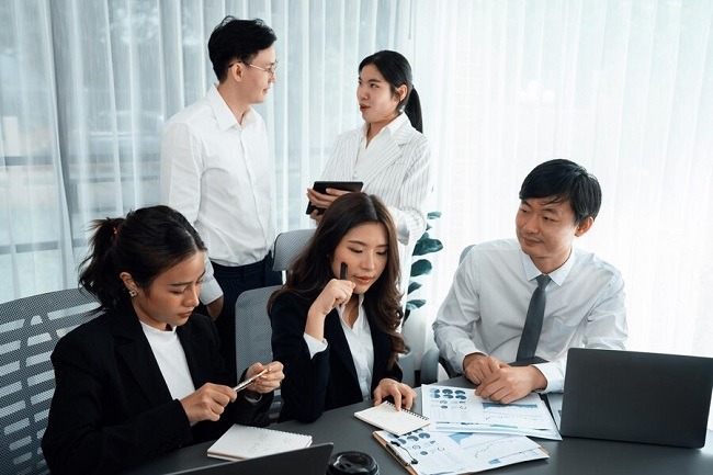 คนกำลังทำงานเป็นทีม