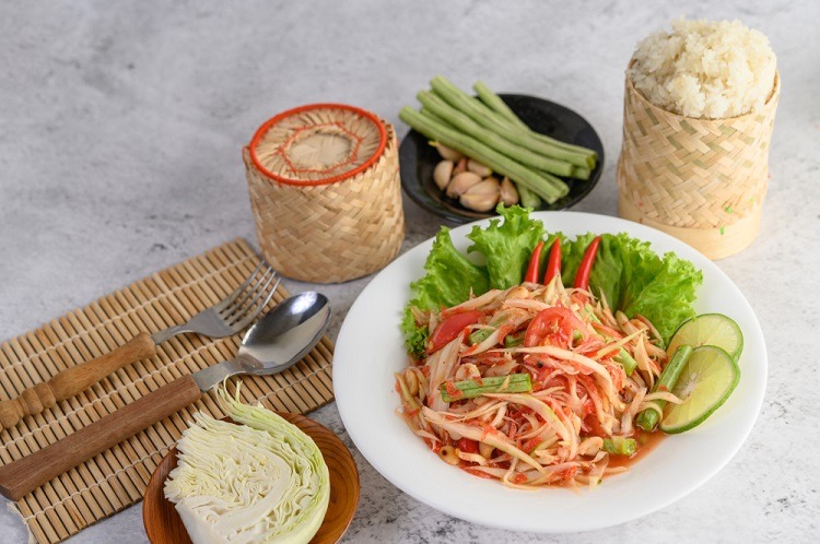 ส้มตำและข้าวเหนียว