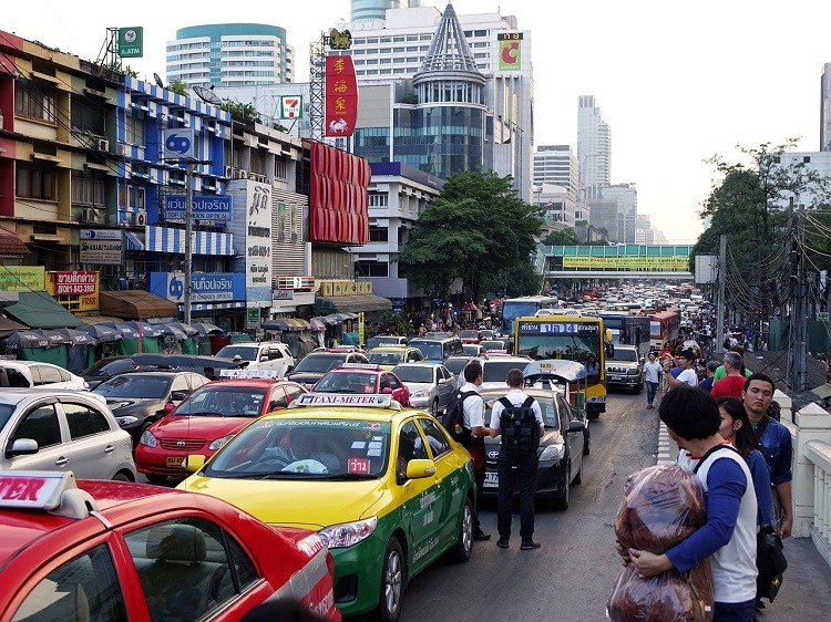 รถกำลังสัญจรบนท้องถนน