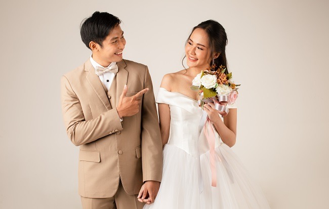 คู่บ่าวสาวใส่ชุดแต่งงาน