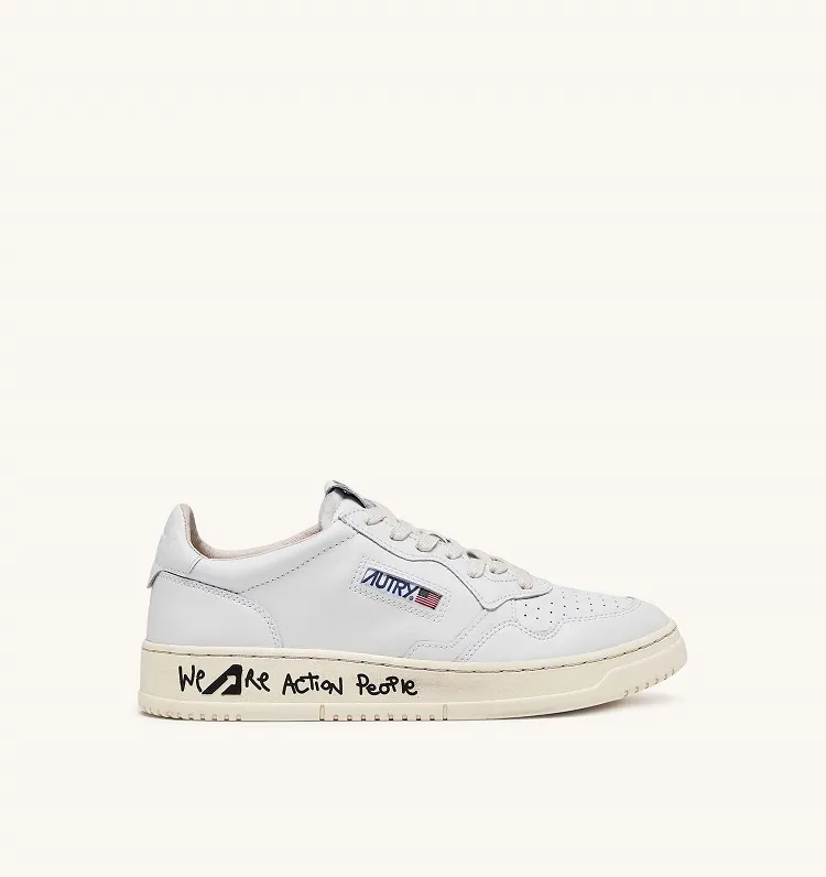 AUTRY SNEAKERS MEDALIST LOW SNEAKERS IN WHITE AND DRAW ACTION PRINT LEATHER